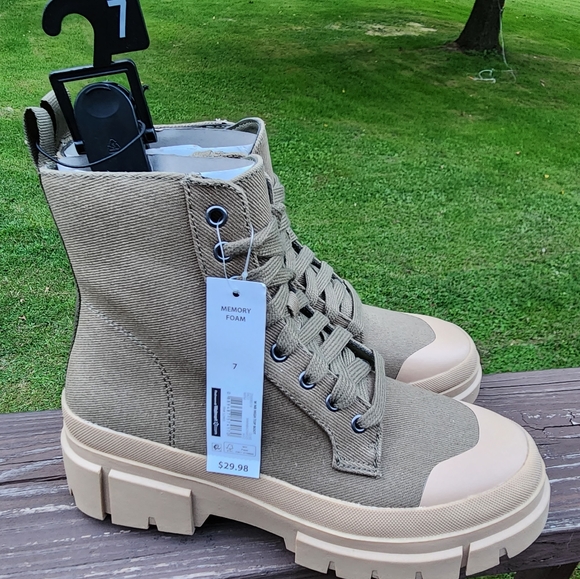 No Boundaries Shoes - NB Womens Bump Toe Combat Boots